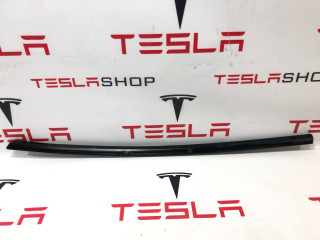 молдинг двери передней левой Tesla Model 3 1 поколение 2022, 1080681-00-B