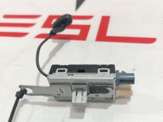 Антенна усилитель AM/FM Tesla Model X 1 поколение 2016, 1063876-00-C