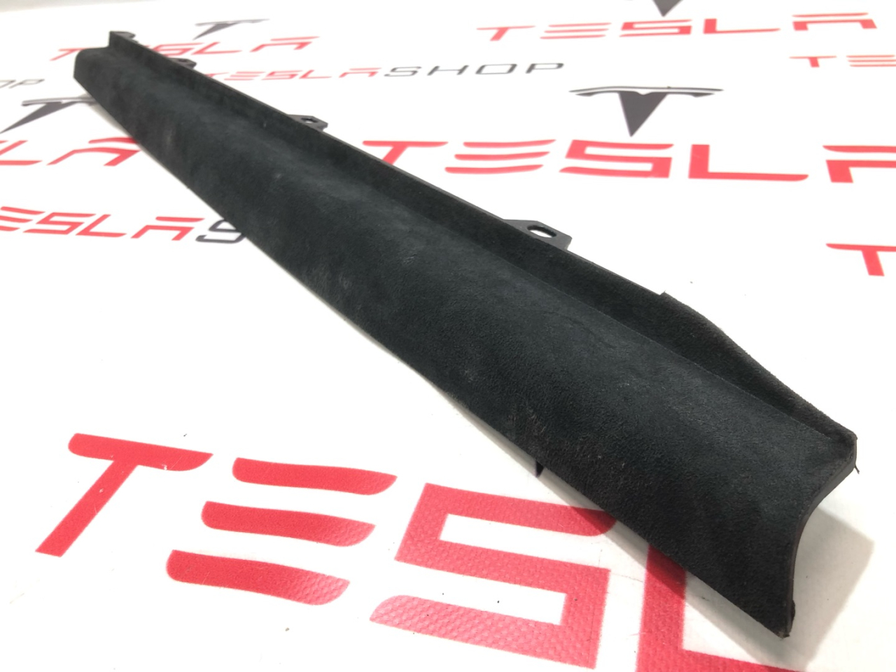 Накладка межсекционная подъемной задней двери Tesla Model X 1 поколение 2019, 1051547-06-C, 1053673-00-A - фото №1