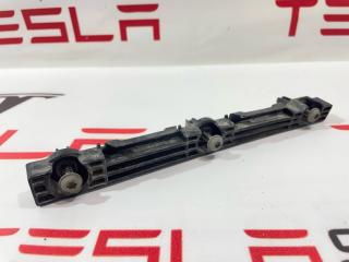 Кронштейн крепления накладки порога рокерной панели Tesla Model S 1 поколение 2015, 1003693-00-C