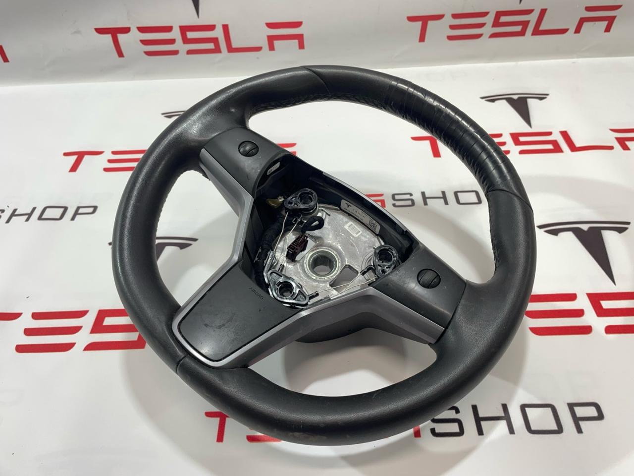 руль Tesla Model 3 1 поколение 2019, 1105324-00-J, 1085682-00-B, 1095222-00-N, 1095222-00-L, 1490214-00-B - фото №1