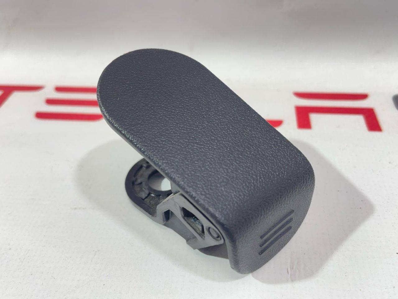 Заглушка (фиксатор) крепления подкапотного бокса Tesla Model 3 1 поколение 2019, 1116002-00-C, 1081674-99-I - фото №1