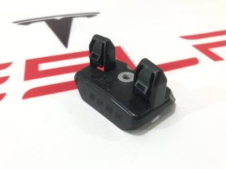 крепление ( кронштейн ) крыла Tesla Model Y 1 поколение 2022, 1493772-00-B, 1493774-00-B