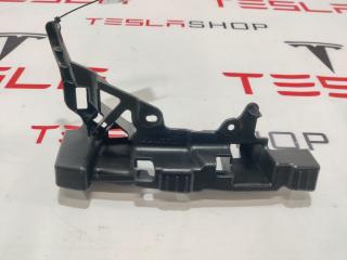 Кронштейн накладки, стойки C Tesla Model X 1 поколение 2016, 1056083-00-C, 1051825-00-B