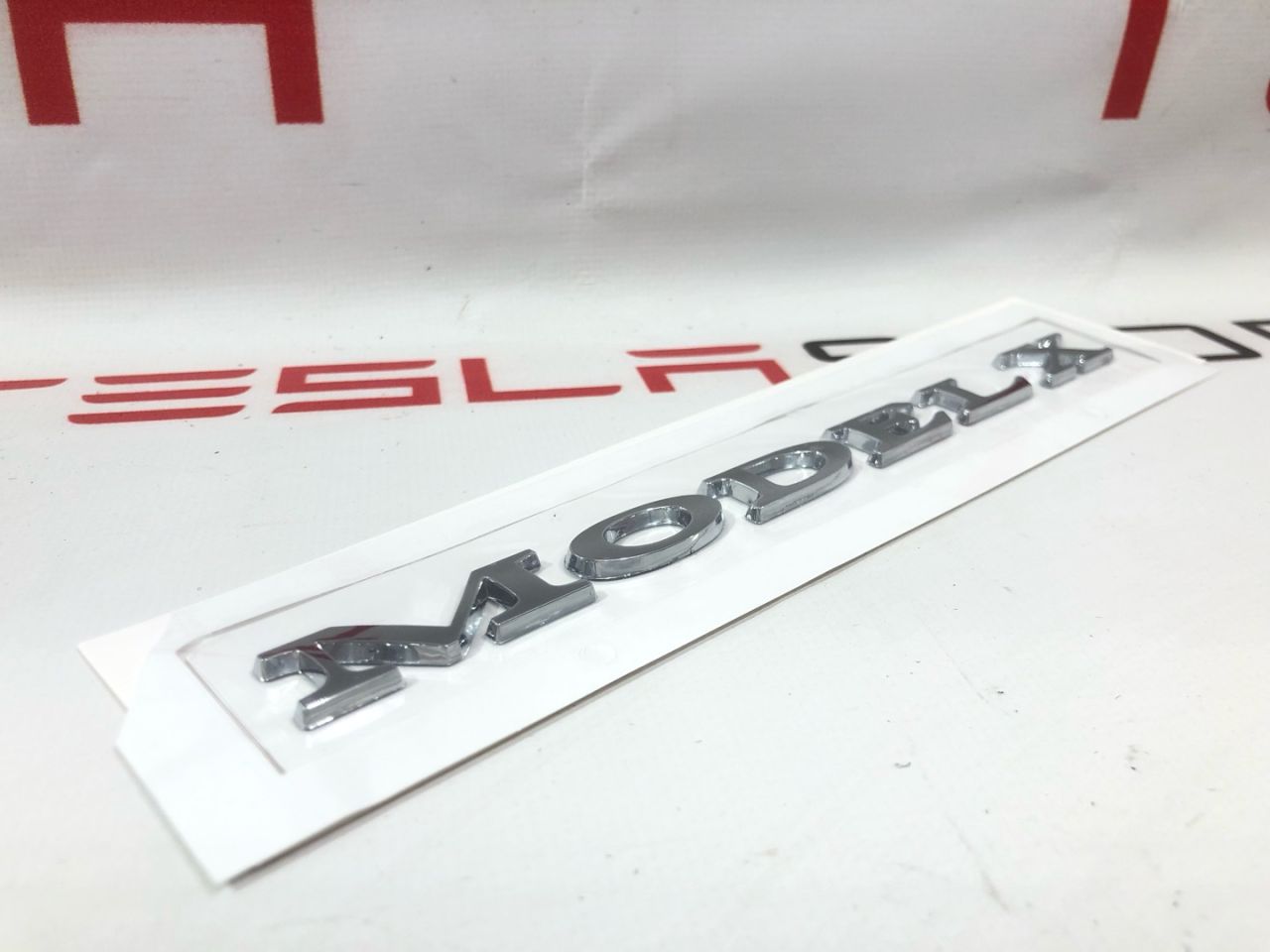 эмблема Tesla Model X 1 поколение (2015 - 2021), электро, 1047855-00-A, 1474572-00-A - фото №1