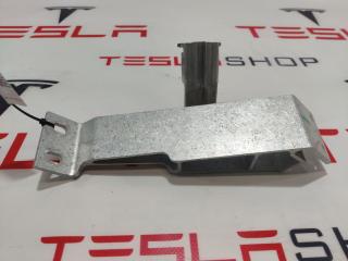 Кронштейн крепления насоса охлаждающей жидкости Tesla Model X 1 поколение 2016, 1054529-00-G