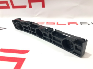 Кронштейн крепления накладки порога рокерной панели Tesla Model S 1 поколение [2-й рестайлинг] (2021 - 2025), 1567145-00-A