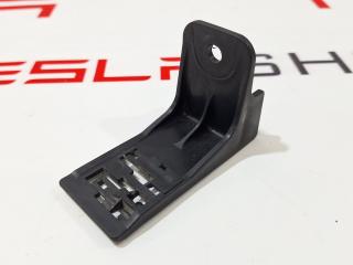 Кронштейн крепления электропроводки Tesla Model S 1 поколение 2013, 1047662-00-C