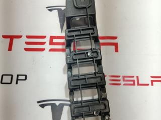 Кронштейн внешний сидений 2-го ряда Tesla Model X 1 поколение 2016, 1055318-00-C