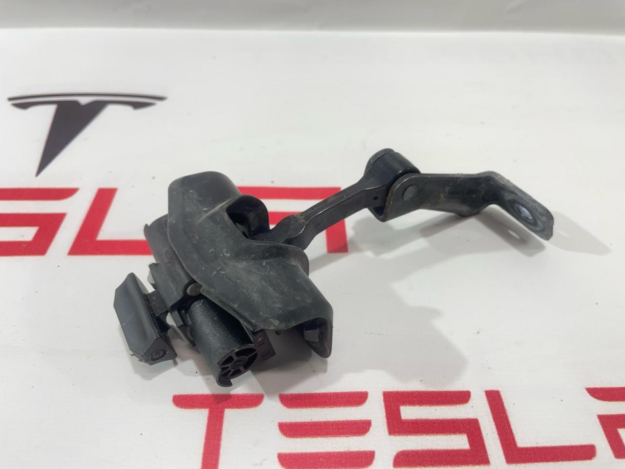 ограничитель открывания двери Tesla Model 3 1 поколение 2019, 1089507-00-D, 9507-C, 19030 - фото №1