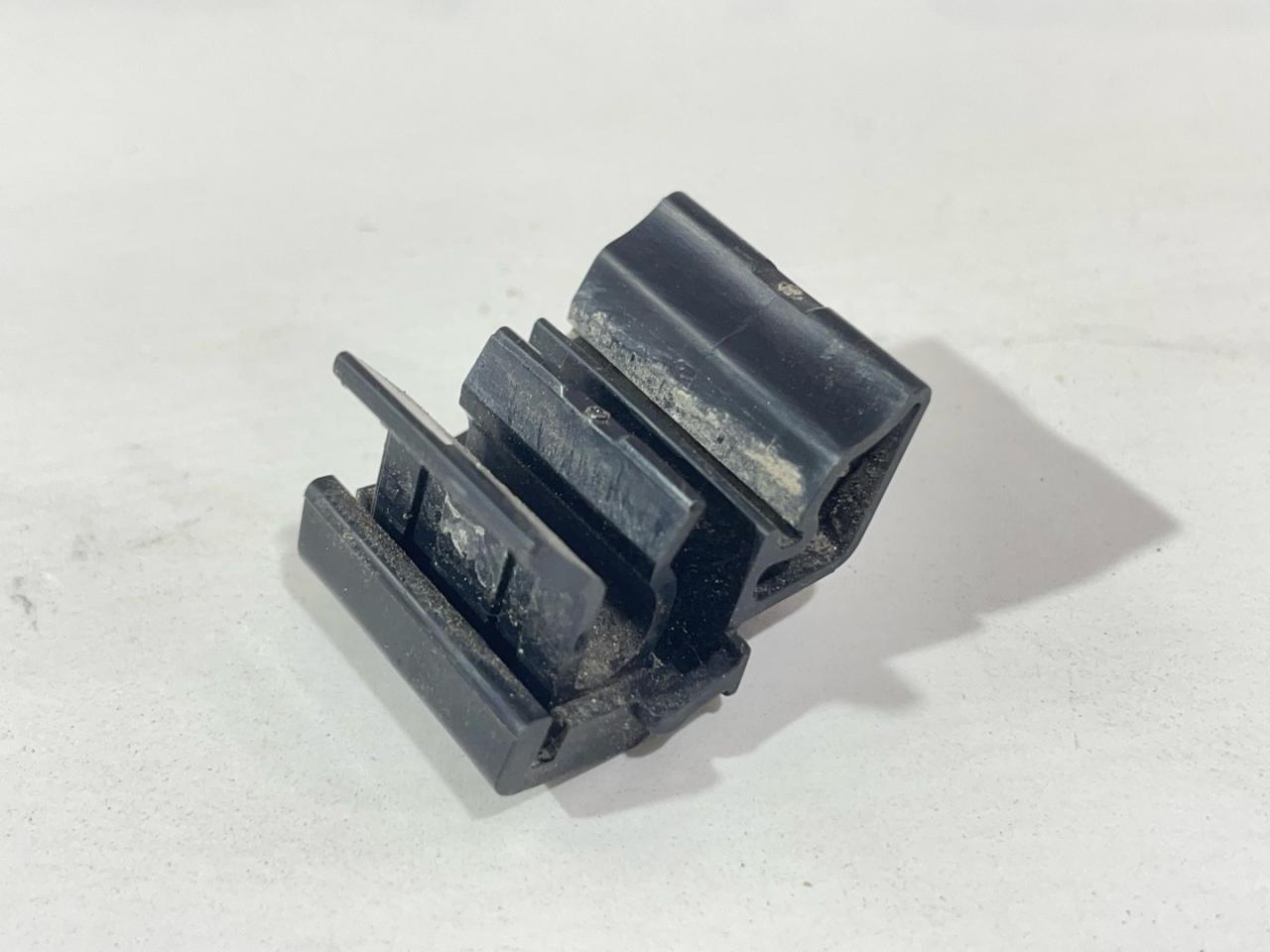 Клипса крепления переднего багажника (корыто) к крылу Tesla Model 3 1 поколение 2019, 1472873-00-C, 1472872-00-C - фото №1