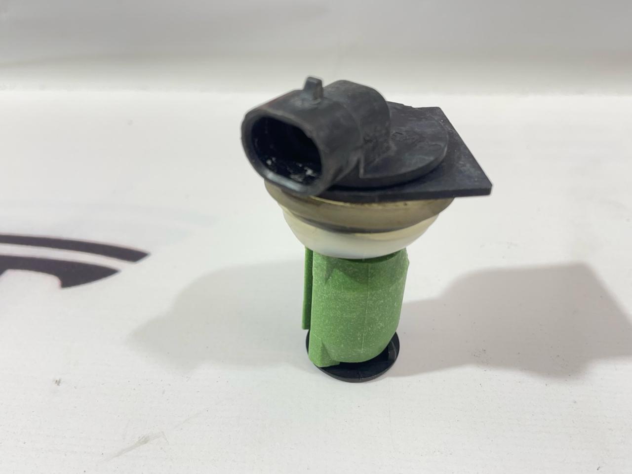 датчик уровня омывающей жидкости Tesla Model S 1 поколение 2015, 1005400-00-B, 1005454-00-A - фото №1