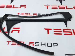 Уплотнитель стойки В (камера) Tesla Model X 1 поколение 2018, 1032153-00-C
