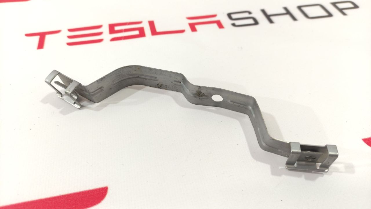 кронштейн крепления подкрылка переднего левого Tesla Model 3 1 поколение 2022, 1104540-00-B - фото №1