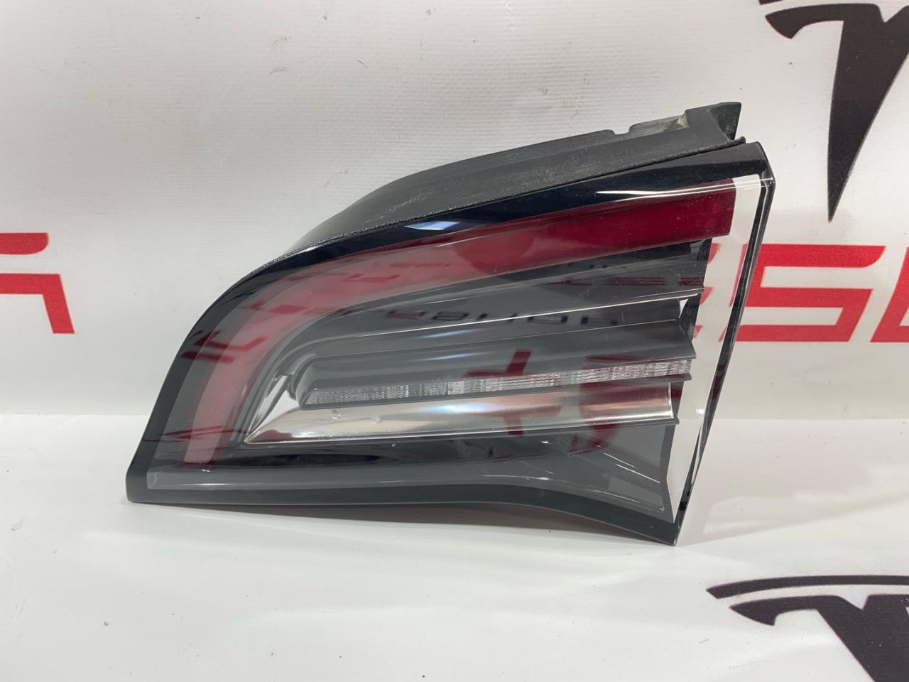 фонарь крышки багажника правый Tesla Model 3 1 поколение 2019, 1077402-00-G - фото №1