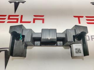 Кронштейн панели пола 2-го ряда сидений (6 мест) Tesla Model X 1 поколение 2016, 1059716-00-D