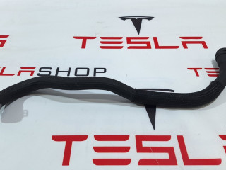 Шланг охлаждающей жидкости от 4-ходового до расшир. бачка Tesla Model X 1 поколение 2018, 1046275-00-E