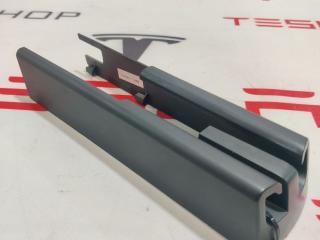 Заглушка салазки сиденья Tesla Model X 1 поколение 2019, 1061613-00-D