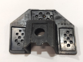 Кронштейн крепления защиты днища Tesla Model S 1 поколение [2-й рестайлинг] 2022, 1565582-00-A, 1750102-S0-A, 1614075-00-A, 1610477-00-A