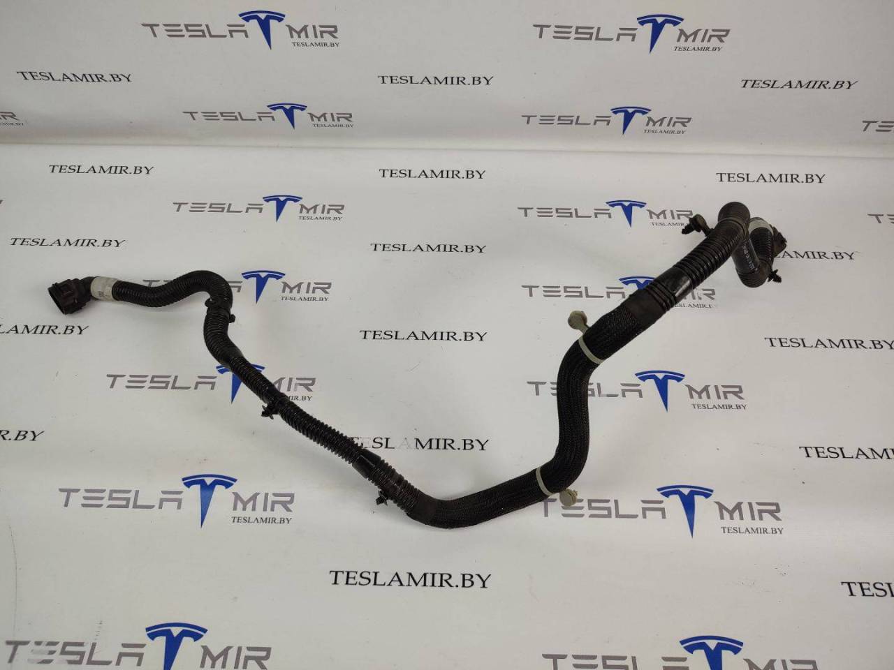 Шланг системы охлаждения заднего мотора Tesla Model 3 1 поколение 2019, 1077595-00 - фото №1