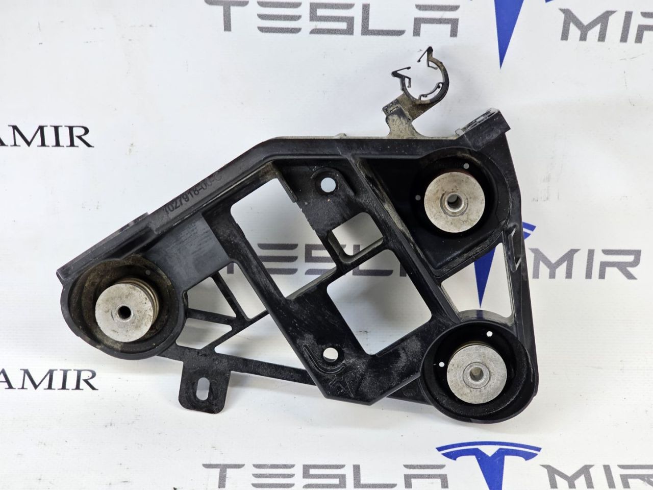 кронштейн насоса пневмоподвески Tesla Model X 1 поколение 2018, 1027918-00 - фото №1