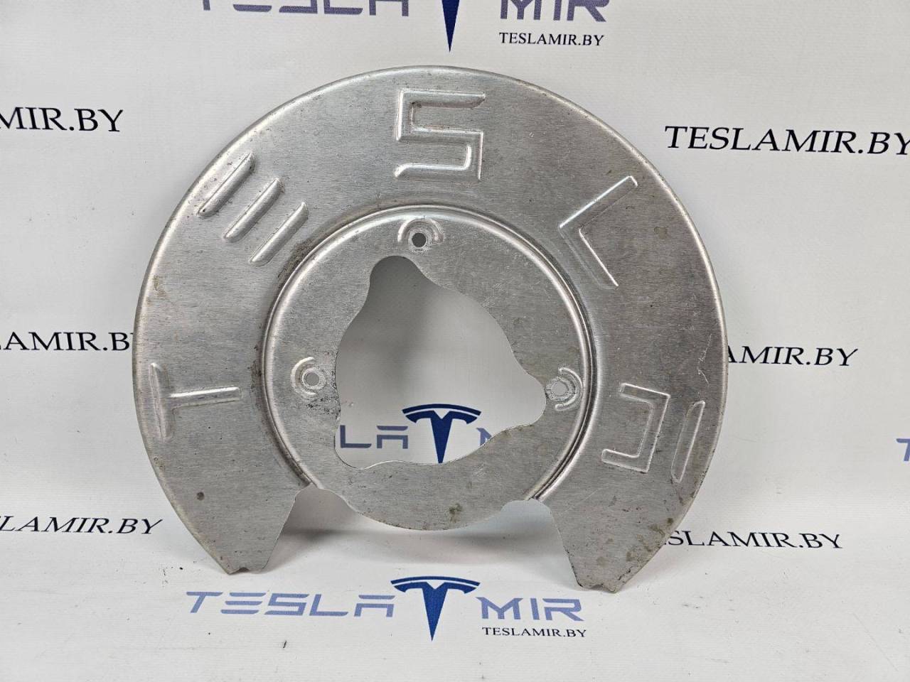 защитный кожух тормозного механизма Tesla Model 3 1 поколение 2023, 1044666-00 - фото №1