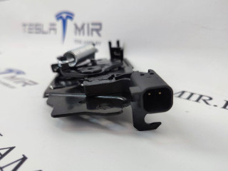 замок капота Tesla Model 3 1 поколение 2020, 1033011-00