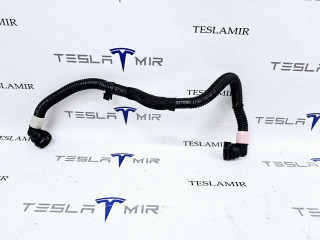 Патрубок системы охлаждения пластиковый передний Tesla Model Y 1 поколение 2021, 1504722-00, 1631596-00