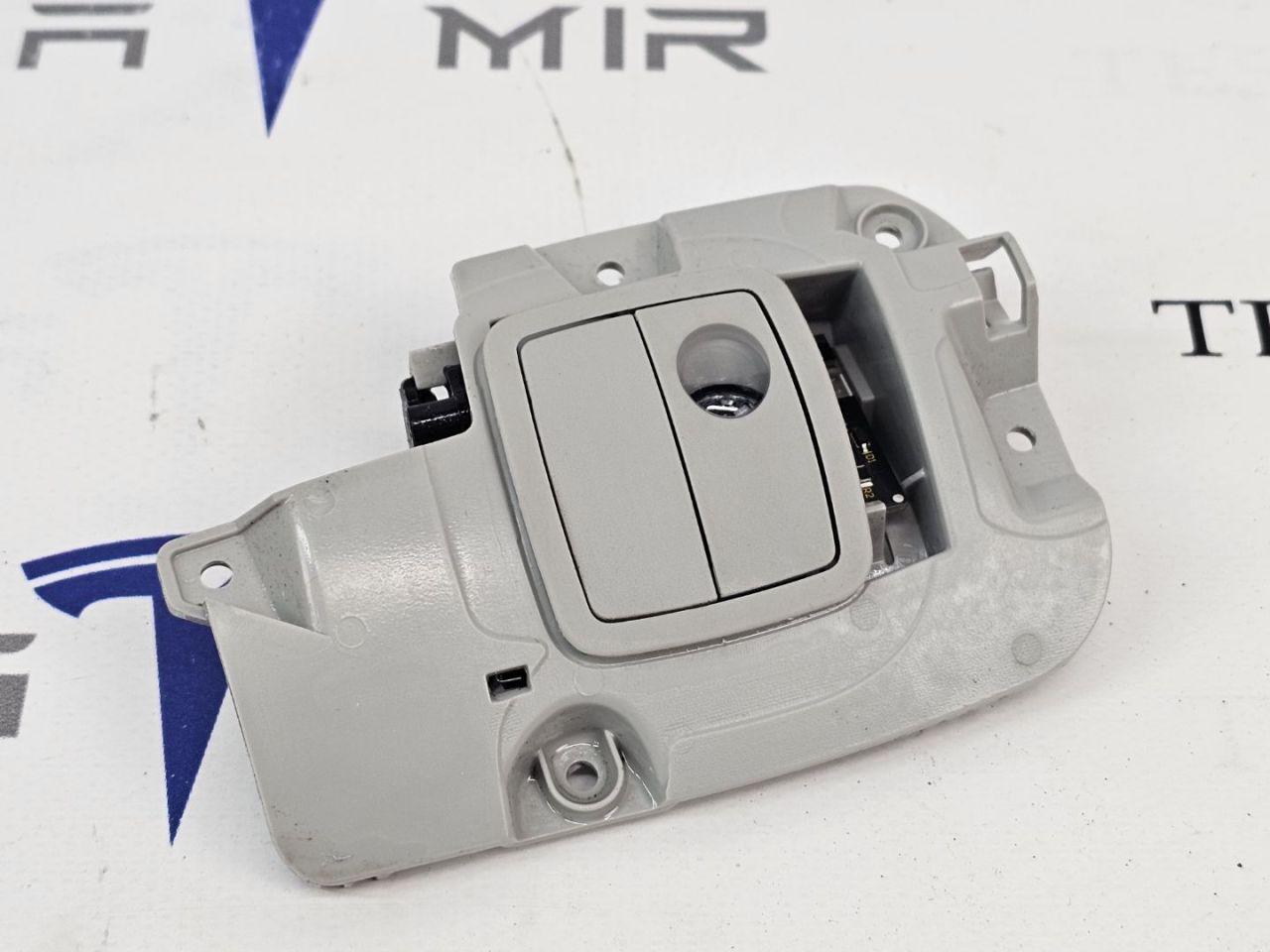 крючок для одежды Tesla Model Y 1 поколение 2021, 1515339-93, 1515339-97 - фото №1