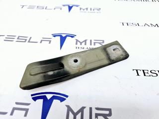 крепление ( кронштейн ) крыла Tesla Model S 1 поколение [рестайлинг] 2017, 6009030-S0