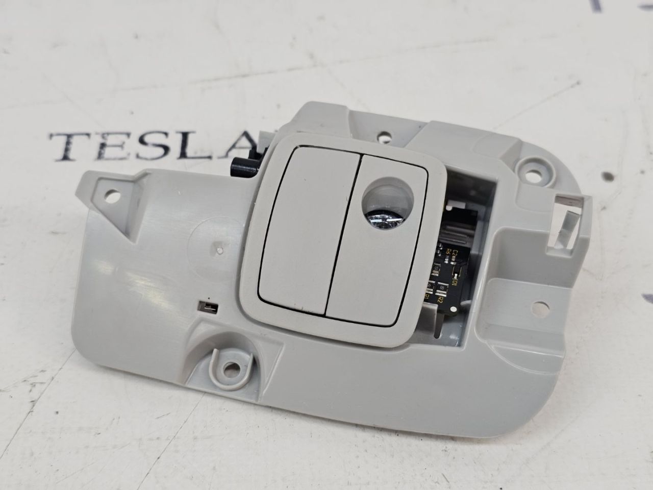 крючок для одежды Tesla Model Y 1 поколение 2022, 1515339-93, 1515339-97 - фото №1