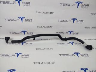 Патрубок системы охлаждения пластиковый передний Tesla Model 3 1 поколение 2021, 1530129-00, 1631595-00