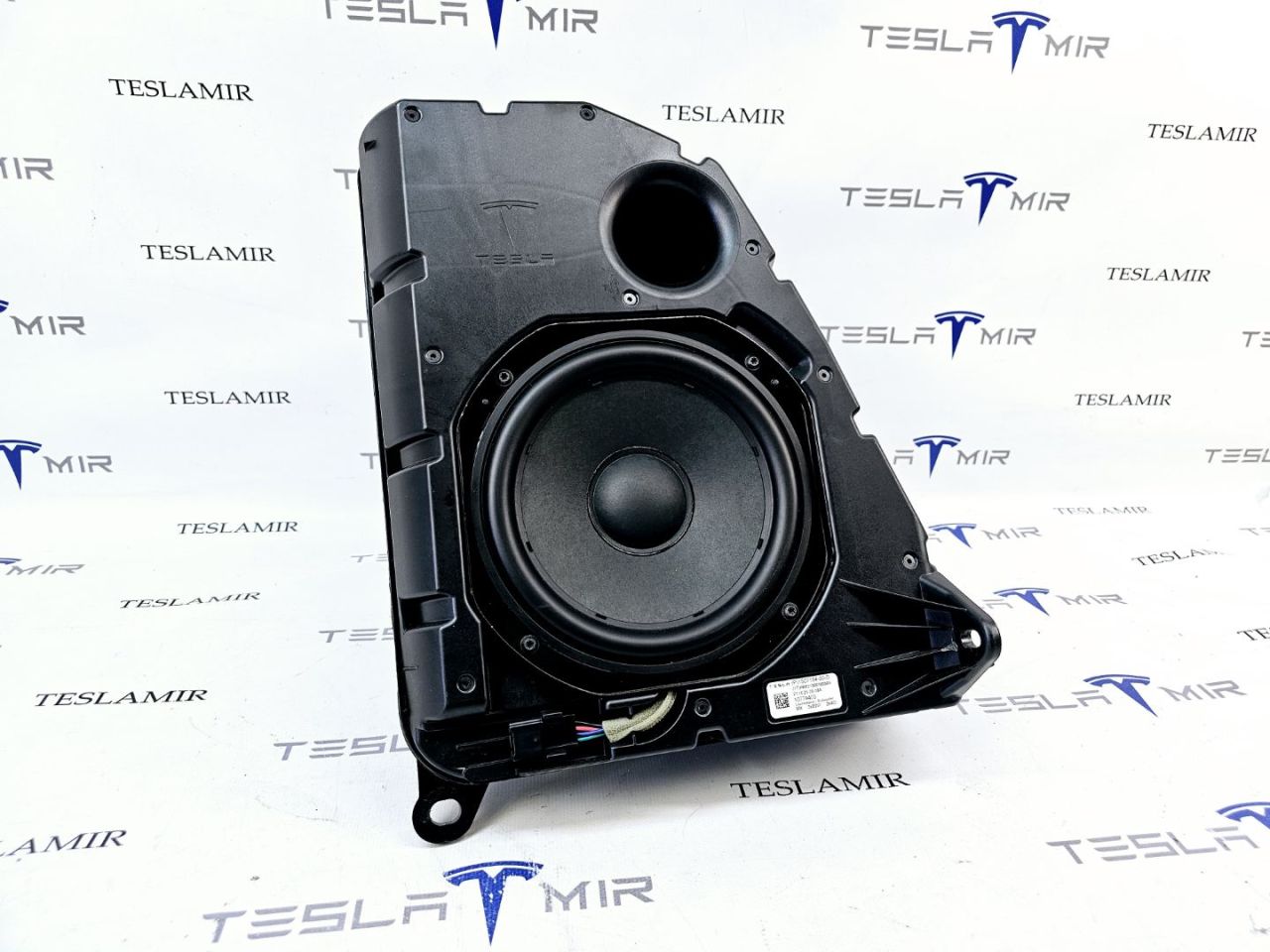сабвуфер Tesla Model Y 1 поколение 2022, 1507154-00, 1507150-00 - фото №1