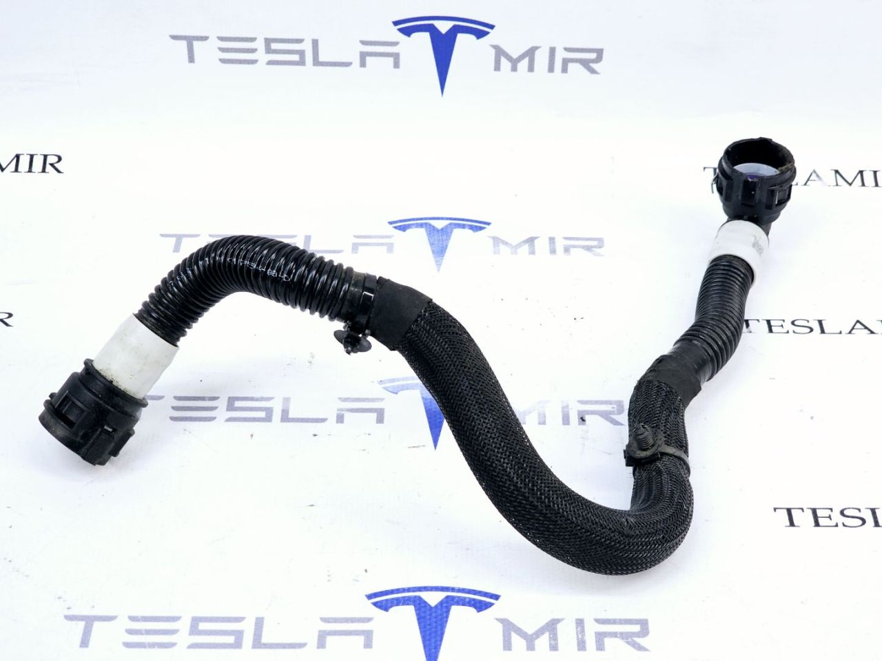 Шланг системы охлаждения заднего мотора Tesla Model Y 1 поколение 2022, 1077594-00 - фото №1