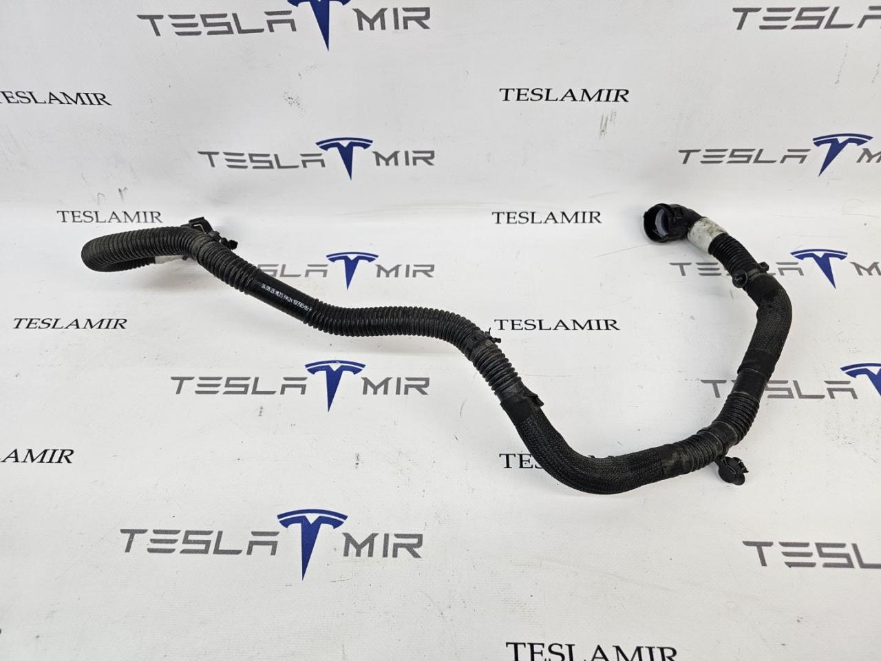Шланг системы охлаждения заднего мотора Tesla Model 3 1 поколение 2023, 1077585-00 - фото №1