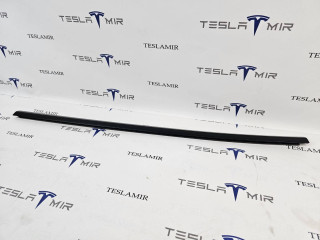 молдинг двери задней левой Tesla Model 3 1 поколение 2023, 1080745-00