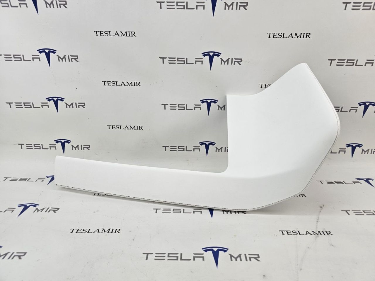 Накладка центральной панели правая нижняя Tesla Model X 1 поколение 2018, 1007882-00, 1002310, 1002310-14, 1002310-21 - фото №1