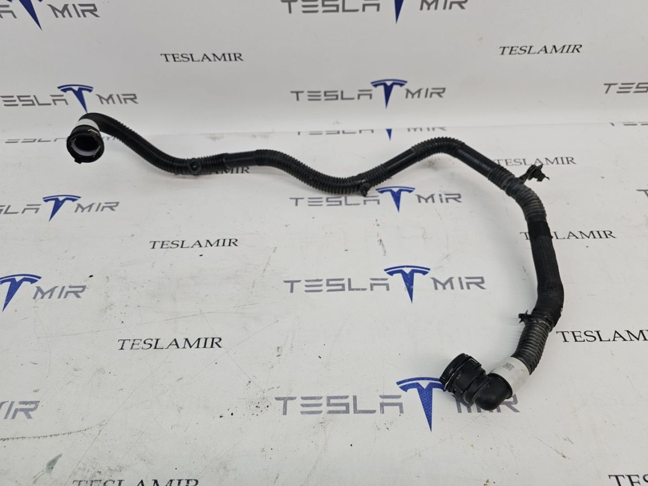 Шланг системы охлаждения заднего мотора Tesla Model Y 1 поколение 2022, 1077585-00 - фото №1