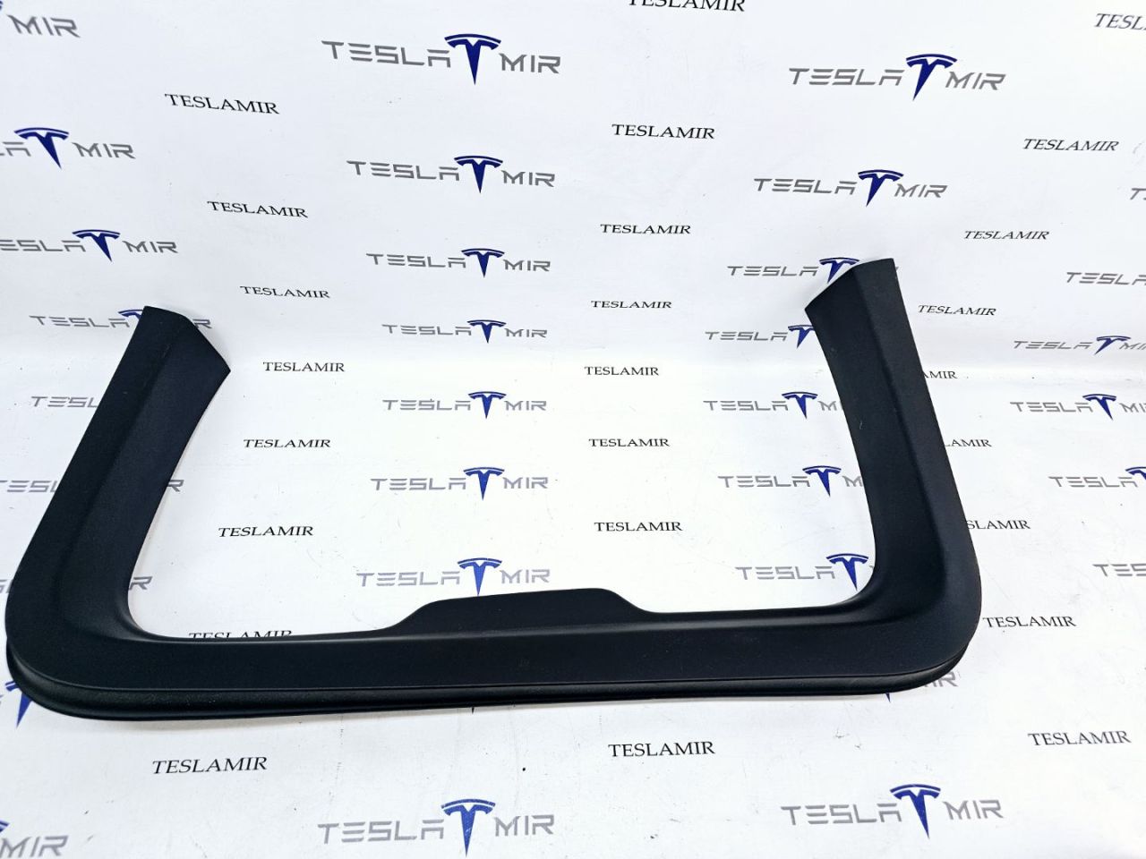 накладка двери (крышки) багажника Tesla Model Y 1 поколение 2022, 1494632-00, 1494667-00 - фото №1