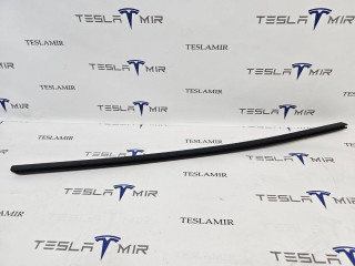 молдинг двери передней правой Tesla Model 3 1 поколение 2023, 1080684-00, 1080684-01