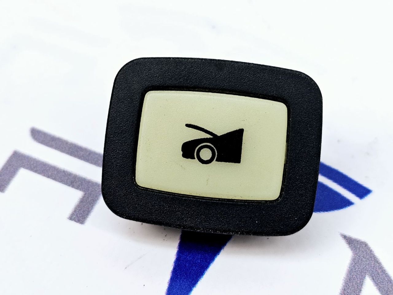 Кнопка аварийного открытия капота (из корыта) Tesla Model X 1 поколение 2018, 1002066-00 - фото №1