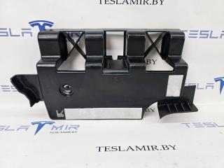 Кронштейн крепления обшивки багажника правый Tesla Model 3 1 поколение 2023, 1470963-00