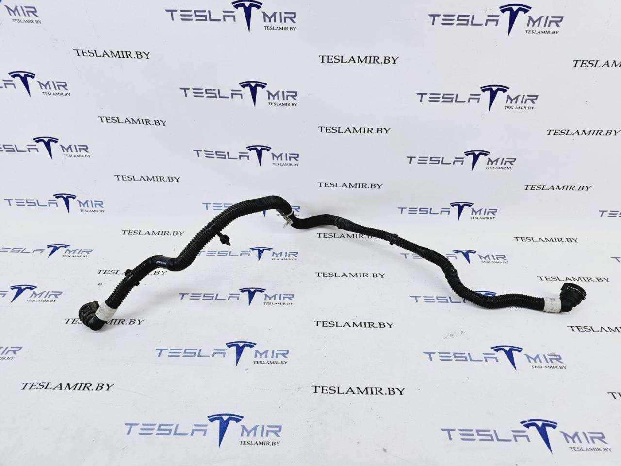 Шланг системы охлаждения заднего мотора Tesla Model 3 1 поколение 2023, 1077595-00 - фото №1
