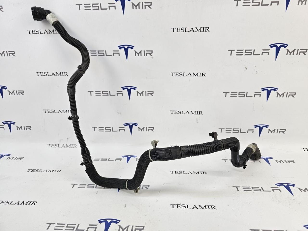 Шланг системы охлаждения заднего мотора Tesla Model 3 1 поколение 2023, 1077595-00 - фото №1