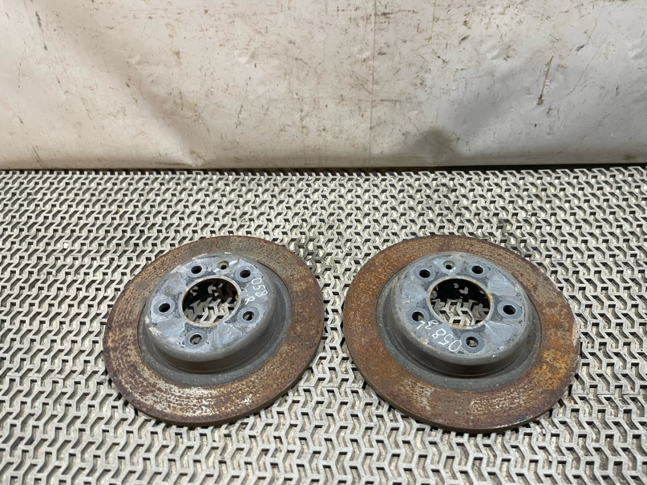 диск тормозной задний Chevrolet Equinox 3 поколение 2019, 1.5 л., бензин, АКПП, белый, внедорожник 5 дв., передний привод - фото №1