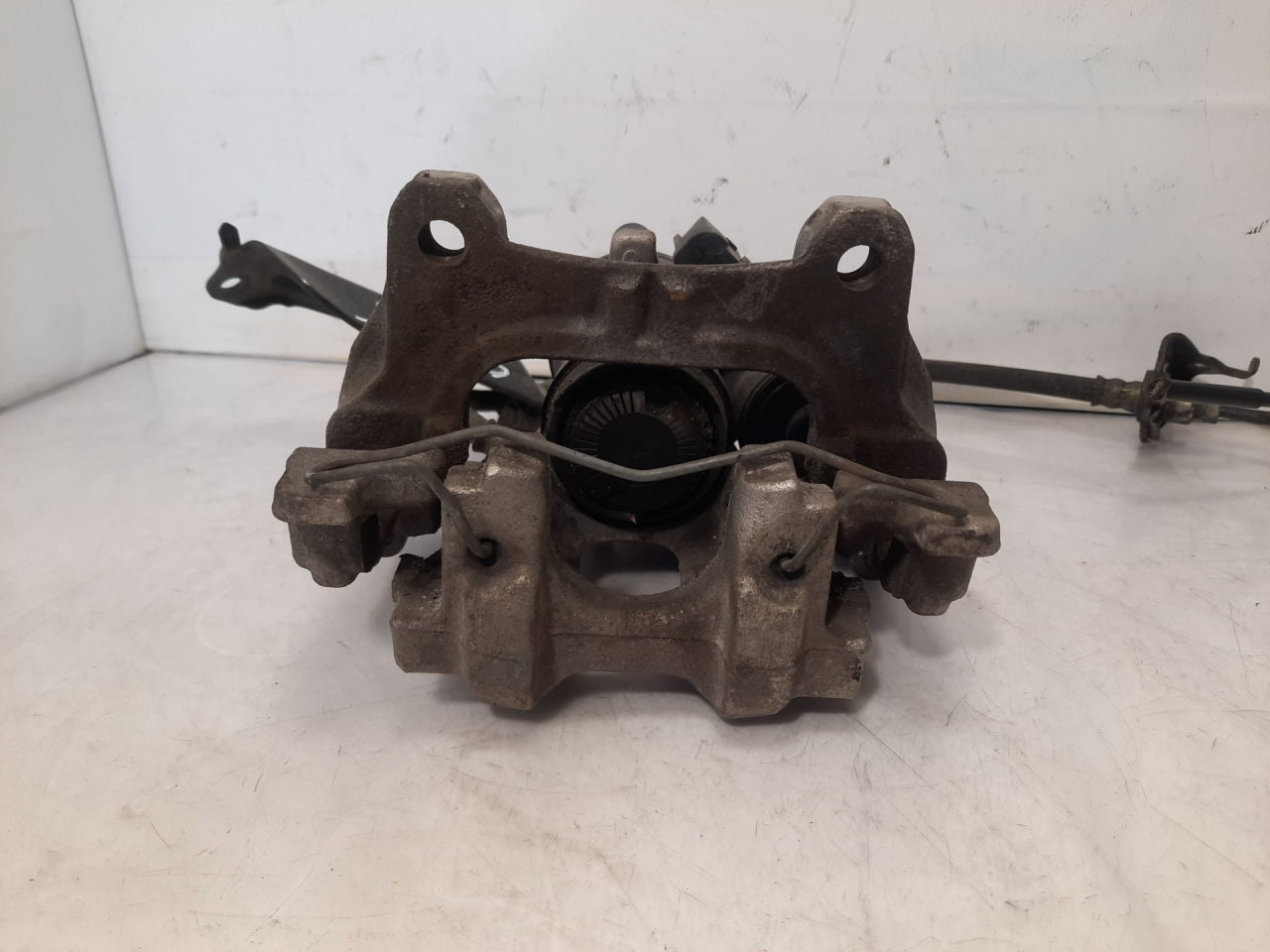 суппорт задний левый Acura RDX 3 поколение 2019, 2.0 л., бензин, АКПП, белый, внедорожник 5 дв., полный привод, 43230-TJB-A030-M1 - фото №1