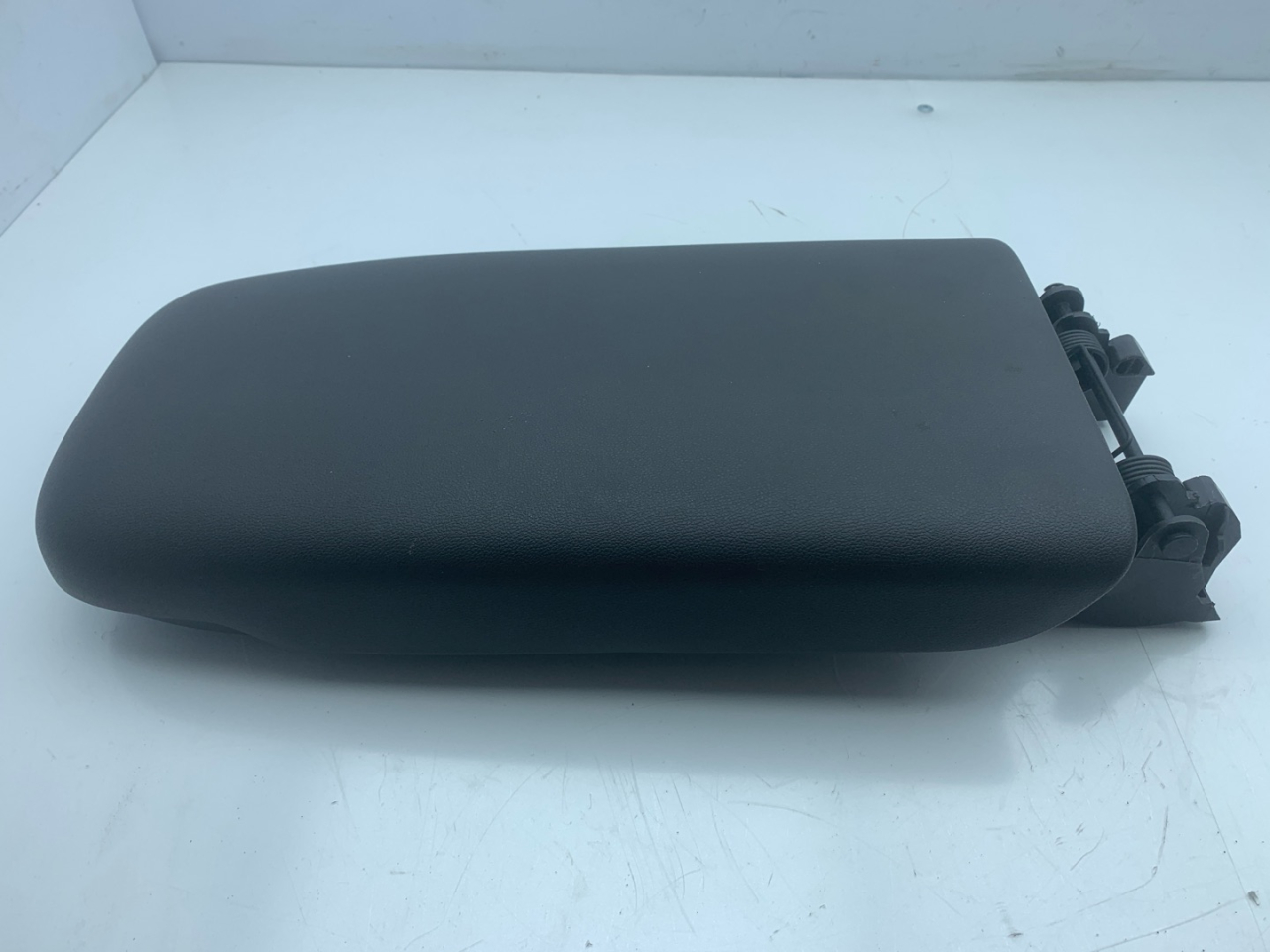 подлокотник Chevrolet Equinox 3 поколение 2019, 2.0 л., бензин, АКПП, черный, внедорожник 5 дв., полный привод - фото №1