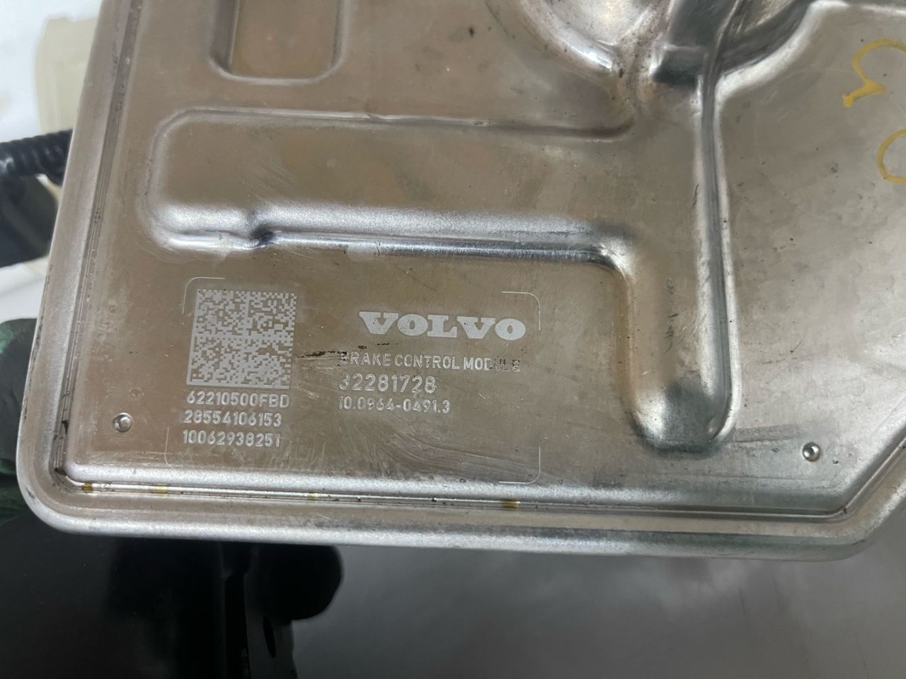 блок ABS Volvo XC60 2 поколение 2023, 2.0 л., бензин, АКПП, белый, внедорожник 5 дв., передний привод, 32333637, 32281728 - фото №1