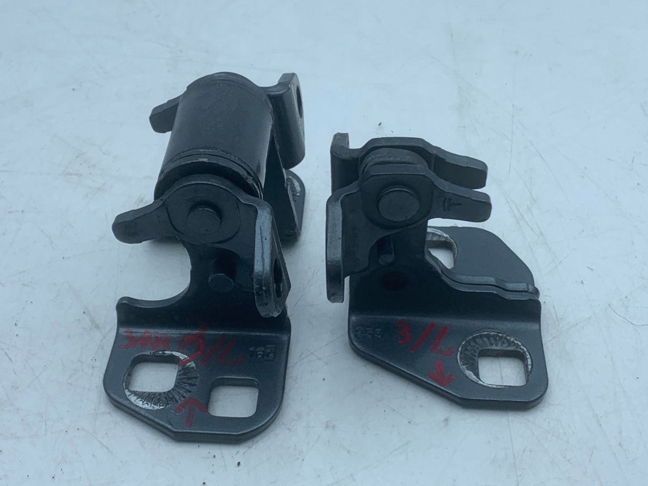 петля двери Tesla Model S 1 поколение (2012 - 2016), 0.1 л., электро, АКПП, серый, седан, задний привод - фото №1