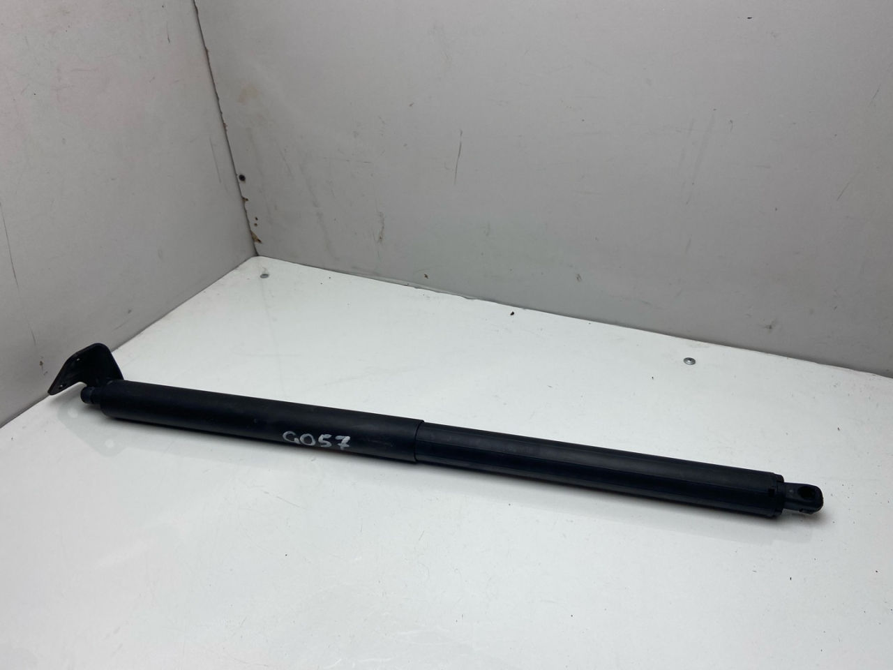 амортизатор крышки багажника (3-5 двери) Chevrolet Equinox 3 поколение 2018, 1.5 л., бензин, АКПП, черный, внедорожник 5 дв., полный привод - фото №1